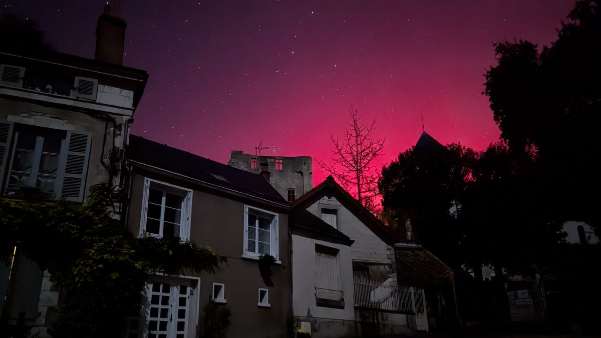 __alineo's tweet photo. Aperçu de l'aurore boréal de la nuit dernière. Ciel rouge, visible à l'œil nu, mais comme je n'ai pas eu le courage de sortir de la ville, pas de vue dégagée sur l'horizon nord. Lune très lumineuse, mais finalement pas gênante.
#auroraborealis #auroreboreale #Beaugency (45) https://t.co/zEmWNkbLBq
