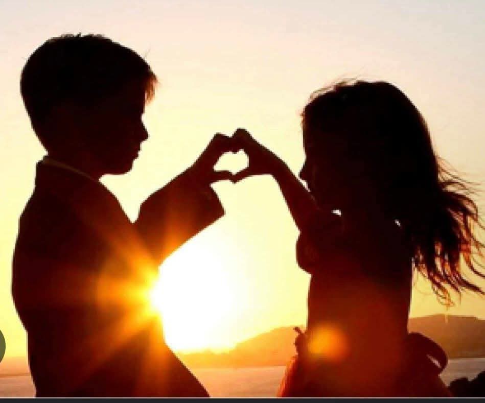 في العلاقات ليس شرطاً أن يڪون هناڪ حب ،،
هناڪ أمور أخرى تغني عن الحب
ڪالثقة ،،
وتوافق المزاج 
والشعور بالراحه
والإحساس المشترڪ 
هي علاقات لا نستطيع أن نحصرها تحت أي مسمى ،،،
فقط نجد الطمأنينه بها

ولأن المشاعر بلا صوت 
فنحن دائماً نميلُ ونقترب ممن يفهم حديث قلوبنا ،،،،