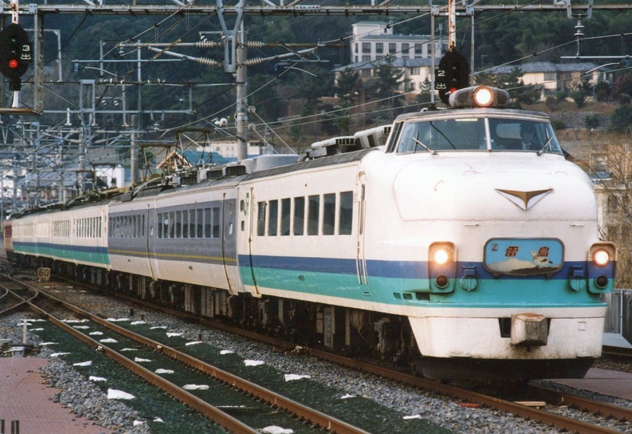 ひたち色ユニット・国鉄色クハ含む3色混合485系上沼垂の雷鳥5号😊