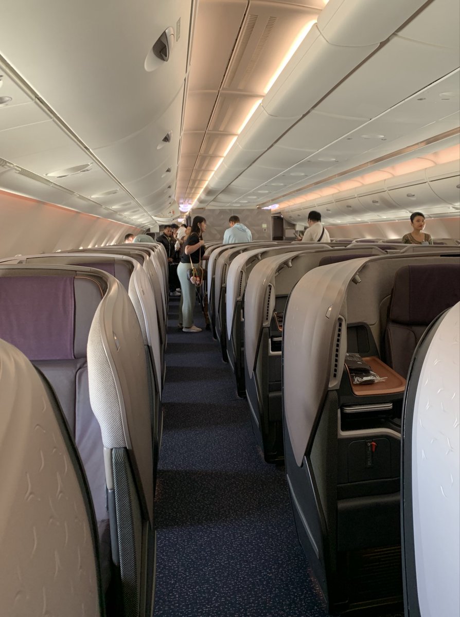 susanooi's tweet photo. Flying from Sydney to Singapore #SingaporeAirlines https://t.co/e5FzV9rO0k