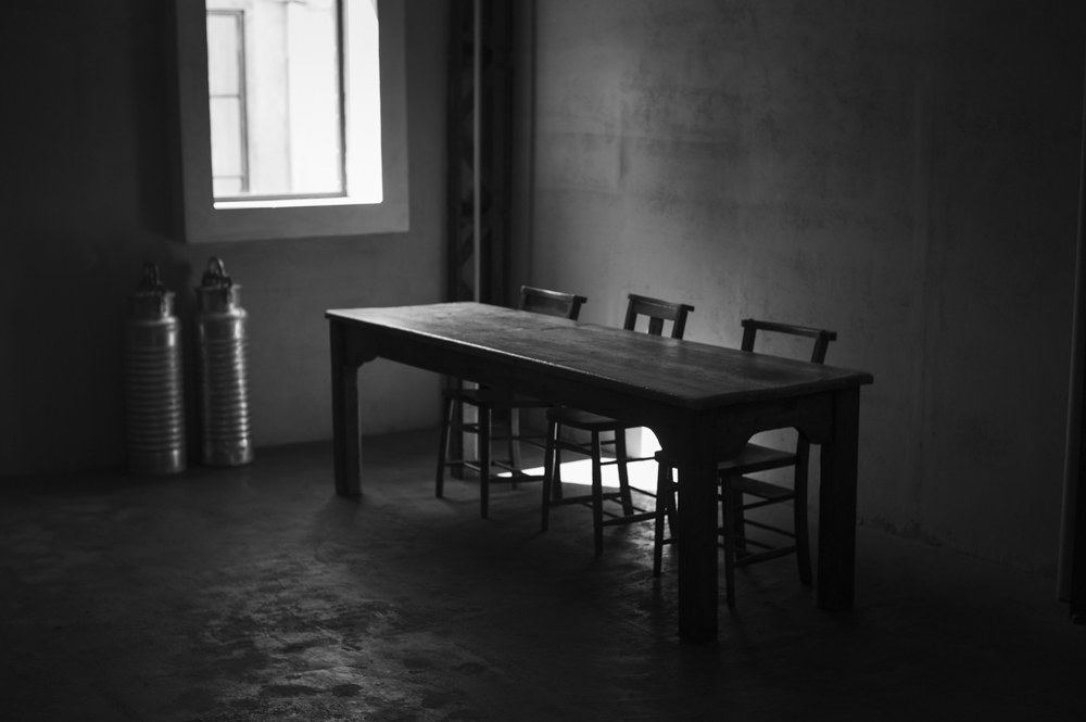 光は影を帯びている。光は影であり、影もまた光そのものである。二項対立の世界ではないと分かった時、世の中全てのものが急に輝き始めた。ファインダーを覗くのが嬉しくなった。掬い取り、形にして残したい衝動。もうすぐ還暦。少し自由になれそうな気がしている。