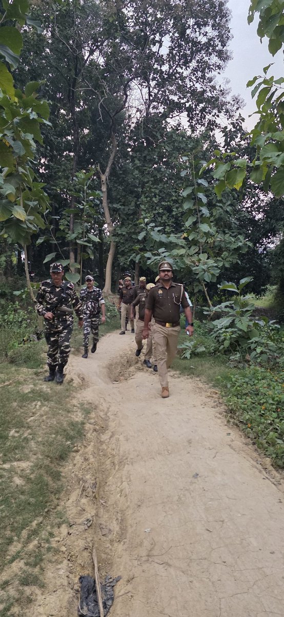 maharajganjpol's tweet photo. #Maharajganjpolice
#SPMRJ  के निर्देशन में शान्ति एवं कानून-व्यवस्था बनाये रखने के दृष्टिगत थाना सोनौली #Ic_Op_खनुआ पुलिस द्वारा प्रमुख स्थानों पर #Footpatrolling तथा संदिग्ध व्यक्तियों की चेकिंग की गयी तथा अन्तर्राष्ट्रीय सीमा पर #SSB बल के साथ पैदल गस्त किया गया ।
@Uppolice https://t.co/oxSExFy8Jt
