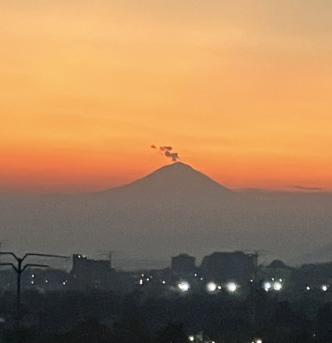 El volcán todos los días nos recuerda que está activo.