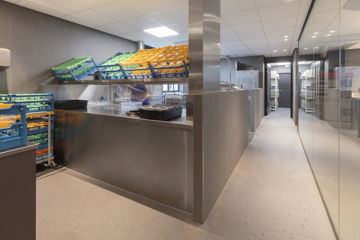 qook_by_kfe's tweet image. Would your KPs love a pot wash area like this? 🧽

All behind a glass wall, making them feel part of the kitchen team and proud of their space 🤩

#qook #kitchensuites #kitchendesign #commercialkitchens #potwashing #kitchenporters #teamwork #hospitality #chefs