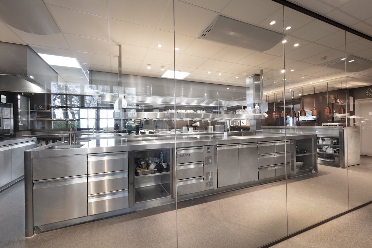 qook_by_kfe's tweet image. Would your KPs love a pot wash area like this? 🧽

All behind a glass wall, making them feel part of the kitchen team and proud of their space 🤩

#qook #kitchensuites #kitchendesign #commercialkitchens #potwashing #kitchenporters #teamwork #hospitality #chefs