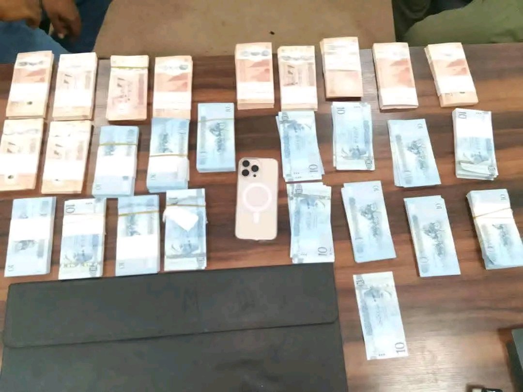 aleasima_17's tweet image. ليبيا
القبض على شاب صغير في السن سرق 45 الف دينار من بيت جيرانه وصرف منهم 8000 اشترى بهم ايفون 
#العاصمة