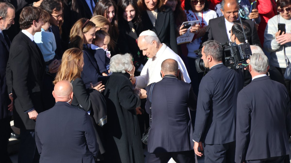 "Pero es cierto que nuestra humanidad se realiza mejor cuando estamos y vivimos juntos, cuando somos capaces de experimentar vínculos auténticos, no formales, con las personas que tenemos al lado. Si nos encerramos en nosotros mismos, corremos el riesgo de enfermarnos de soledad