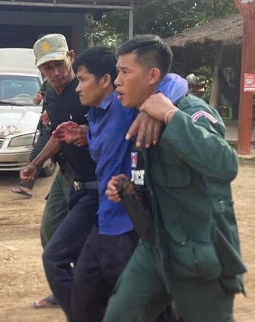 SThen78609's tweet photo. 🌏 We call on the international community + ASEAN to help monitor this and urge Thailand to stop using live fire against civilians.

🇹🇭 To our Thai friends: Cambodians are your neighbors, not your enemies. Please speak to your leaders for peace.

#PrayForBorder #Cambodia #pace https://t.co/6DtOHjnePj