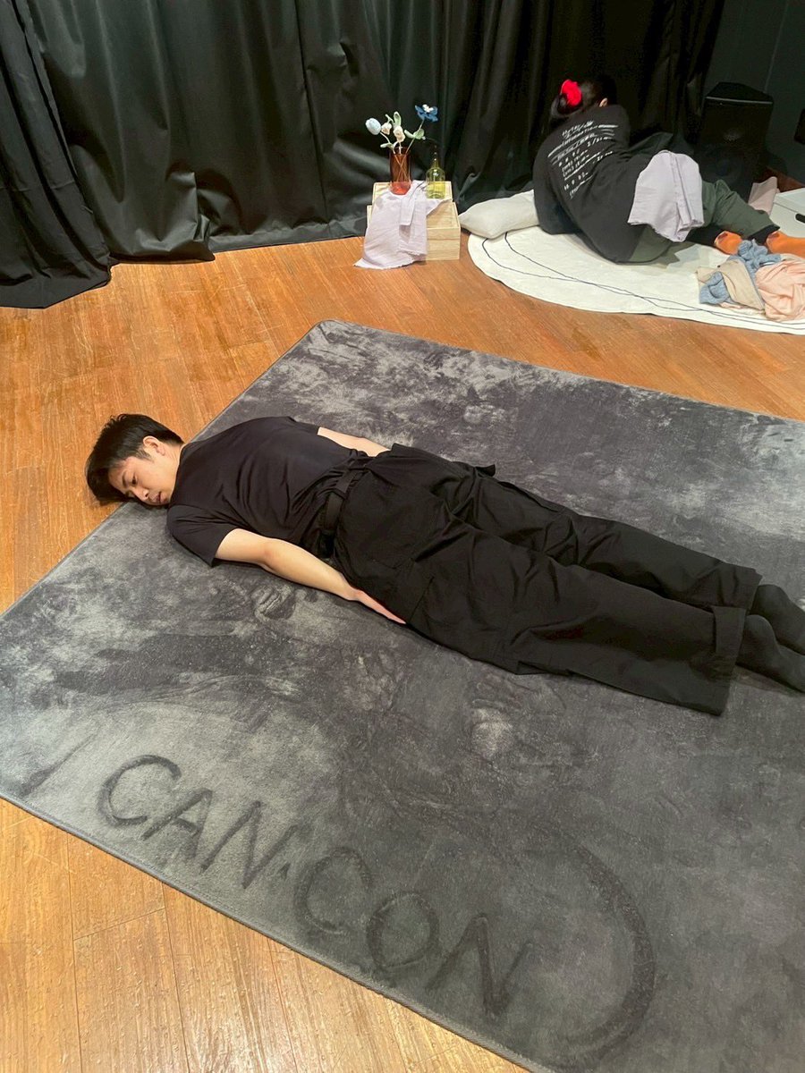 ミニ胡麻うり第五回公演『CAN CON』、本日はついに劇場入りでした。

明日にゲネを行い、明後日はついに初日となります。大変ありがたいことに、全公演満席となりました。皆さまのご期待に応えられるよう、明日からもフルパワーで臨みます。俳優陣も、フルパワーで寝そべっています。