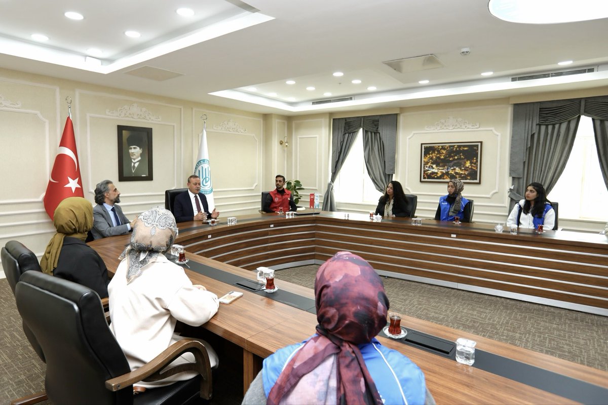 Gençlik Liderlerinden Rektör Elmastaş’a Ziyaret: Temsiliyetin Adı Gençlik

Ahlat Gençlik Merkezi Müdürlüğü tarafından yürütülen “Temsiliyetin Adı Gençlik: Sen de Katıl” programı kapsamında, gençlik liderleri ve gönüllü gençlerden oluşan bir heyet Bitlis Eren Üniversitesi Rektörü