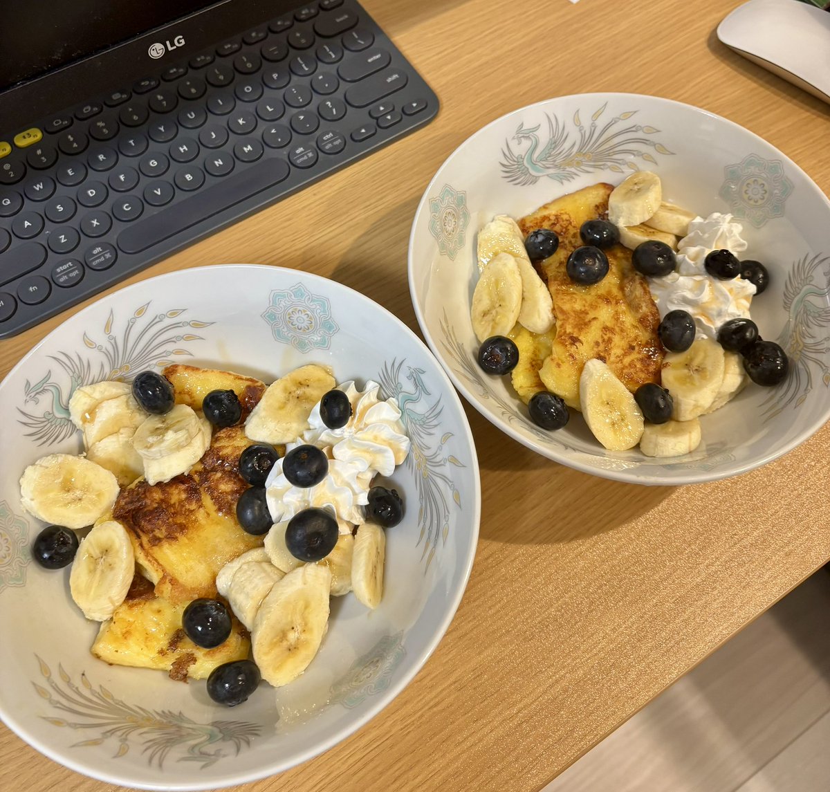 cstkhs's tweet image. 急なぎっくり腰で動けず落ち込んでる人をサポートするため、上司に相談して午後早退させてもらいました💦

激励メニューのフレンチトースト作ってみたけどなかなか美味しかった🤤🍞

なお、器がラーメンボウルなのは私の責任ではありまセンヌ⚠️🍜⚠️