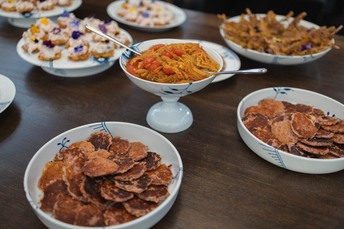 ✨ Diplomati gennem kulturmøder, med guajiro-stolthed ✨

Kulturen er et stærkt redskab for diplomati. 🌍 Det blev bekræftet, da den guajirofødte kok José Cotes "Mantequilla" bragte et strej af regionens kulinariske traditioner med til vores gæster.👨‍🍳