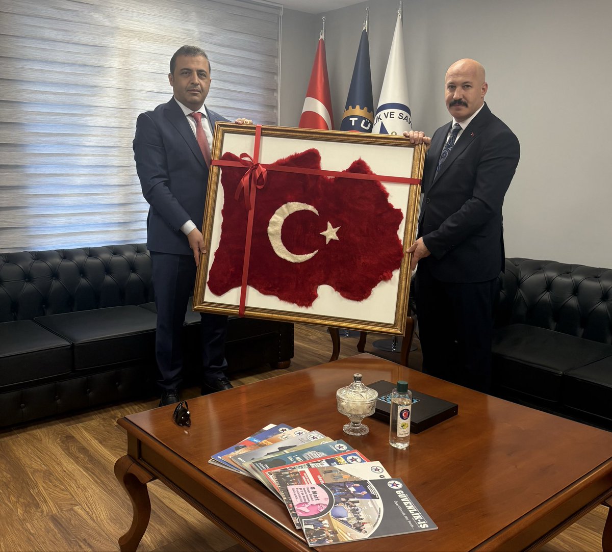 Toprak Mahsulleri Ofisi TMO Güvenlik Şube Müdürü Sayın Mustafa ERGÜN sendikamıza ziyaret gerçekleştirdi.
Gerçekleşen ziyarette ,üyelerimiz özel güvenlik görevlileri ile ilgili güncel konularımız üzerinde istişare gerçekleştirdik.

TMO Güvenlik Şube Müdürü Sayın Mustafa ERGÜN’e