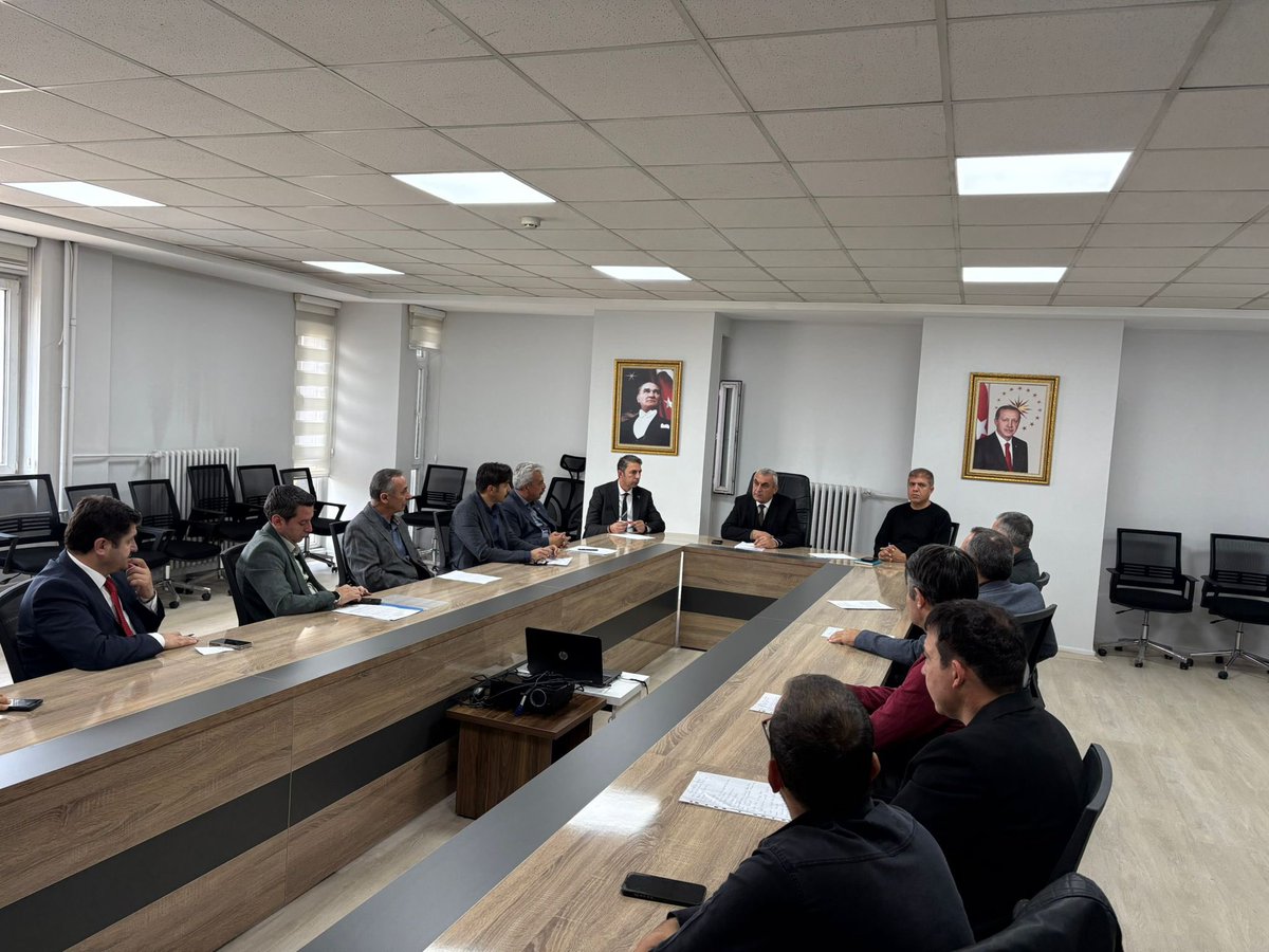 Eğitim Çemberi toplantısı, İlçe Millî Eğitim Müdürümüz Hacı Kaya başkanlığında , Şube Müdürümüz Cuma Doğan ve okul müdürlerinin katılımıyla Melikgazi İlçe Millî Eğitim Müdürlüğü toplantı salonunda gerçekleştirildi.