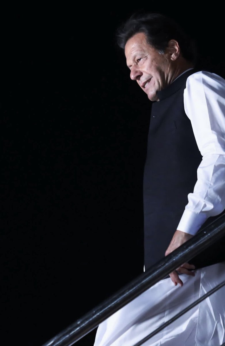 ”میں آندھیوں کے پاس تلاش صبا میں ہوں،
تم مجھ سے پوچھتے ہو مرا حوصلہ ہے کیا۔۔!“

#ایسے_دستور_کو_میں_نہیں_مانتا