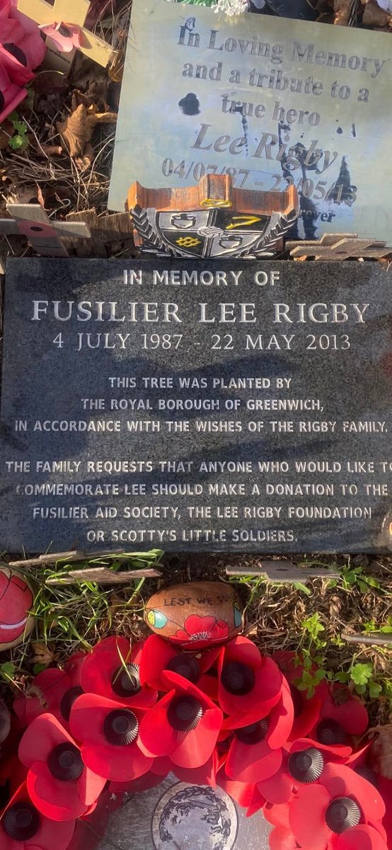 Sutton1Mr's tweet image. One of the Millwall lads has just finished his clean up at the Lee Rigby memorial.He goes every two to three weeks.Just clears the litter and gives the plaque a clean.
Well played Jammy.🫡