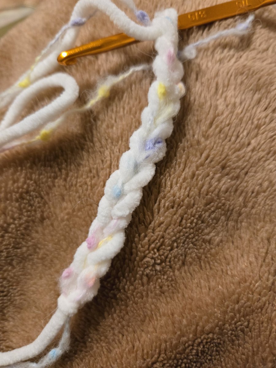 セリアのピンポンマムとサンキのマシュモール引き揃えたらめちゃくちゃ可愛いけど何編むか思いつかない...😭
何が作れそうですかね～？
 #編み物