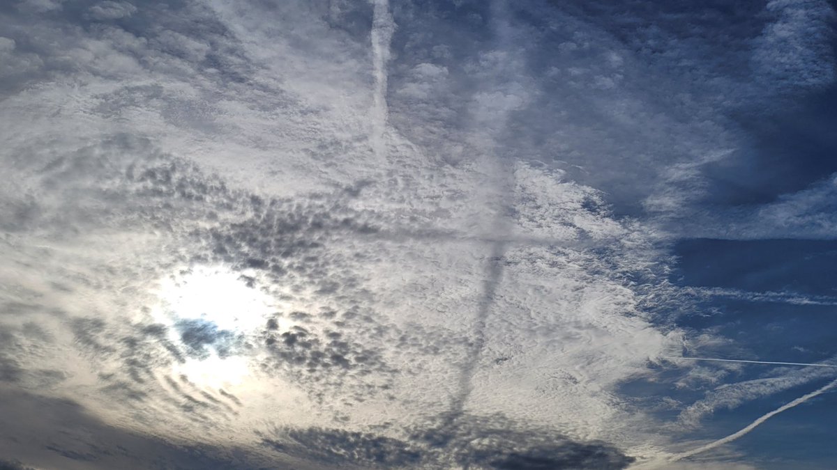 Vliegtuigstrepen maken schaduwen op de wolken. In het Engels spreekt men over 'contrail shadows'. 
Mag ik het woord 'schaduwsporen' introduceren?
Meer info op frankdeboosere.be/vragen/vraag23…