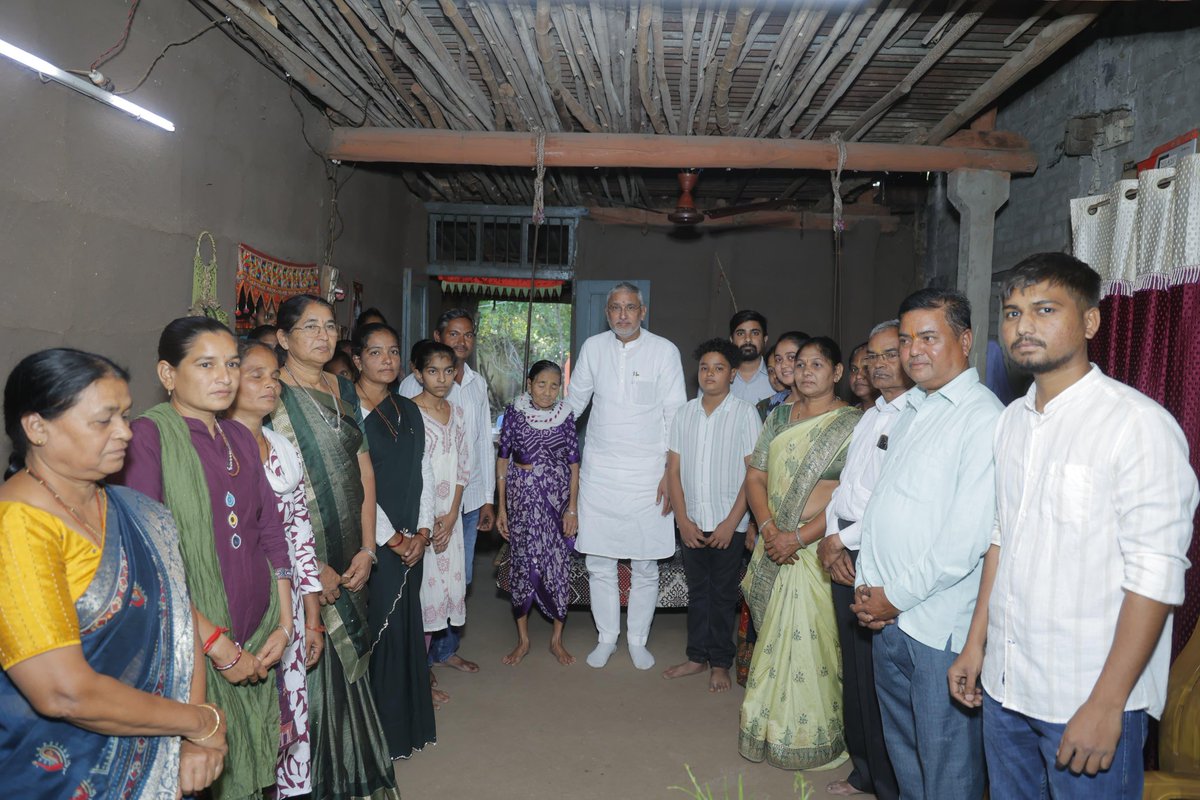 આદિવાસી સંસ્કૃતિનો સ્નેહ અને આતિથ્યભાવ...

સુરતના માંગરોળ તાલુકાના આંબાવાડી ગામે શ્રી કમલેશભાઈ ચૌધરીના નિવાસસ્થાને આજે આદિવાસી પરંપરા પ્રમાણેનું સ્વાદિષ્ટ ભોજન લેવાનો અને તેમના પરિવાર સાથે મુલાકાત કરવાનો અવસર મળ્યો.

આજે અનુભવાયેલો સ્નેહ, આતિથ્યસત્કાર અને લાગણીસભર વાતાવરણ ખરેખર