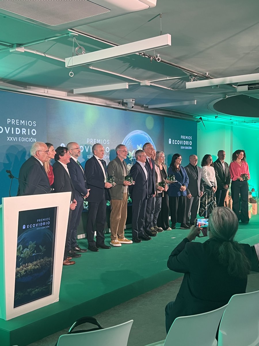 ecovidrio's tweet image. ¡Hemos llegado al final de los XXVI #PremiosEcovidrio! Y, como cada año, aquí está nuestra foto de familia con todos los premiados de hoy 📸

Nos encanta cómo habláis de medioambiente y cómo trabajáis para seguir concienciando a los ciudadanos. ¡Gracias por hacerlo! 🌍