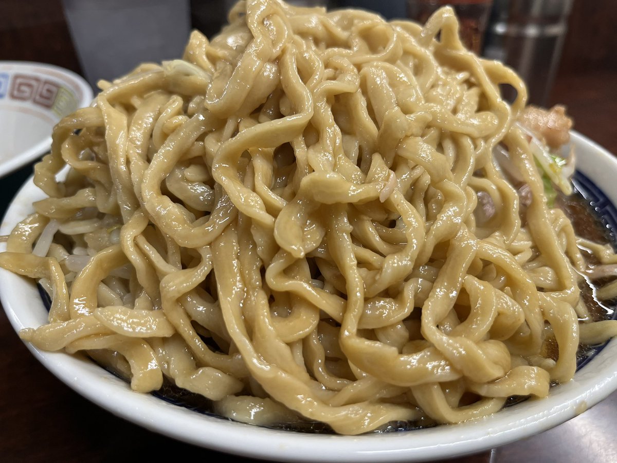 minoramen's tweet image. ラーメン二郎めじろ台店🆒138
今日は麺友さんとPP２番手
大豚あり👍ニンニク脂🥚x2

麺が進化❓
モチモチデロ麺喉越し👌
旨味たっぷりsoup柔らか🐽
美味すぎ二郎
御馳走様でした。