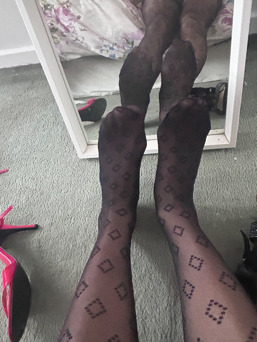 Martinedevine3's tweet photo. Trying nyloned toes
And soles for aficionados. Let me know if I should do more #nylonedtoes #nyloned soles https://t.co/3YiQuhLjLE