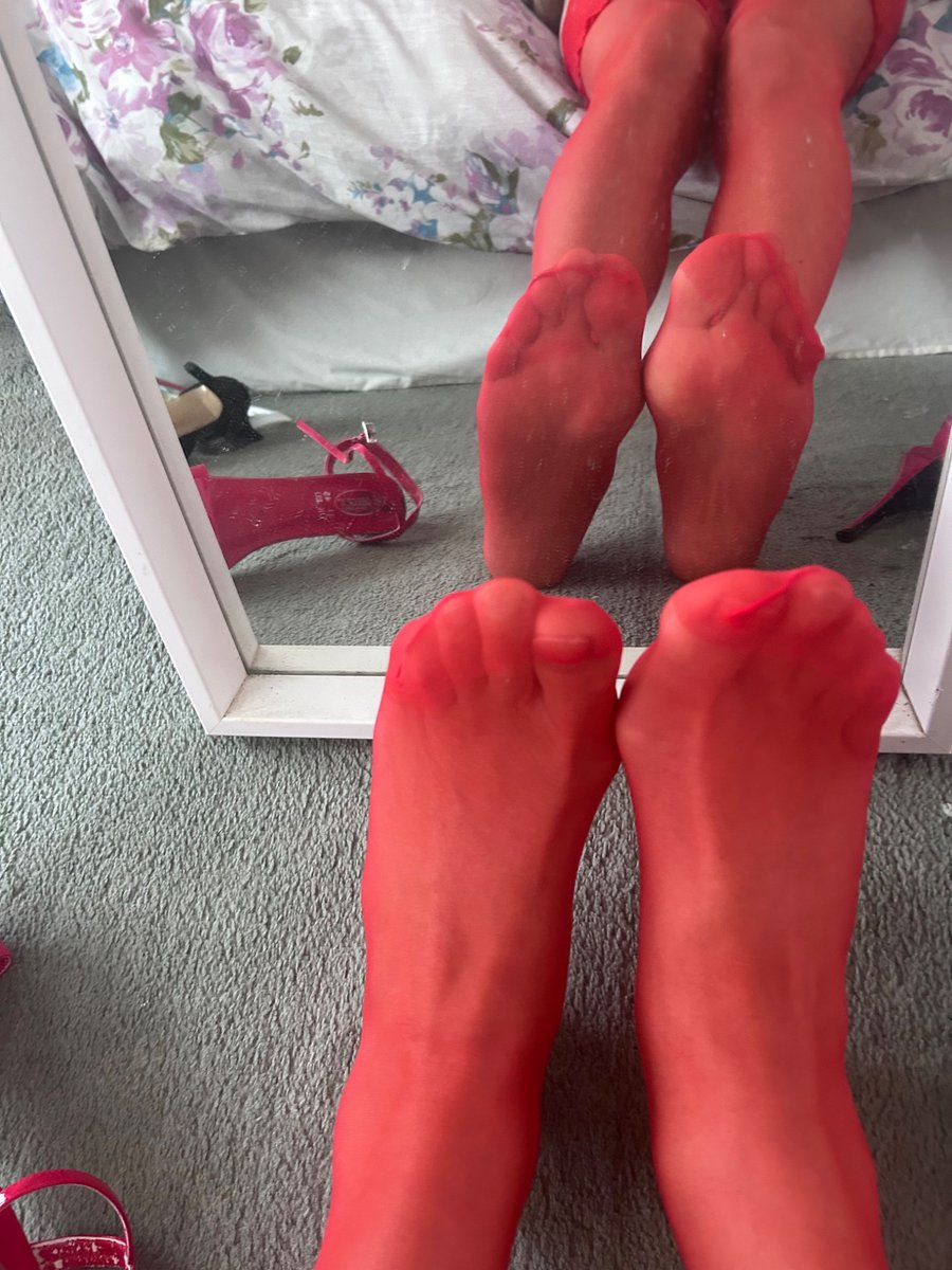 Martinedevine3's tweet photo. Trying nyloned toes
And soles for aficionados. Let me know if I should do more #nylonedtoes #nyloned soles https://t.co/3YiQuhLjLE