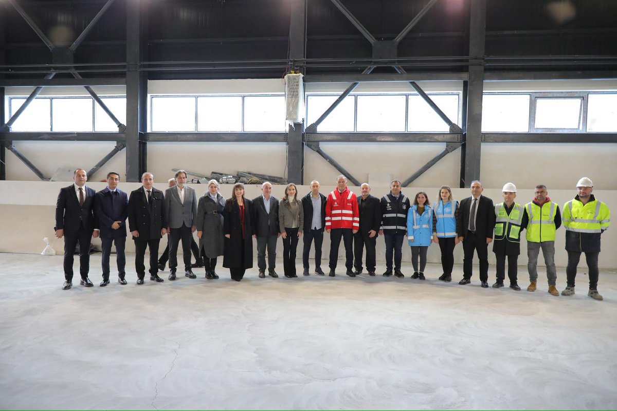 İstanbul'un tüm okul bahçelerine spor salonu kazandırıyoruz.

Zeytinburnu Merkezefendi Anadolu İmam Hatip Lisesi’nde, engelli erişimine uygun donanımıyla 517 metrekarelik kapalı spor salonu çalışmalarımızı yerinde inceledik. 

Gençlerimizin spora erişimini artırmak için
