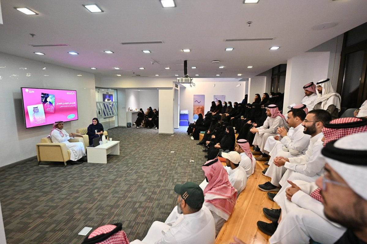 ضمن جلسة "60 دقيقة مع خبير" التي نظمتها أكاديمية طويق في إطار برنامج مسك للإعداد المهني، كان الحديث عن (إتقان فن التواصل الفعّال) بوصفه إحدى أهم المهارات القيادية والمهنية.

أدارت اللقاء باقتدار الأستاذة ملاك الجبلي <a href="/Malak_BJ/">Malak AlJbly ملاك الجبلي</a> وتناول المحاور الرئيسة للتواصل الفعّال، من أساسيات