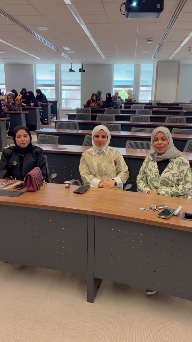 تشرفتُ اليوم بحضور هذه الفعالية المميزة لنادي فصيح، التي عكست فخرنا واعتزازنا بلغتنا العربية لغة الضاد، لغة القرآن والعلم والجمال.
كل الشكر للدكتورة آمنة الشمري والدكتورة سعاد العنزي على هذا الإبداع والجهد المبارك، ولكل طلبة النادي الذين أثبتوا أن العربية ما زالت تنبض بالحياة في