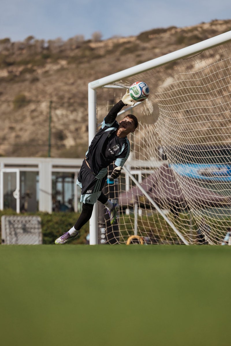 Demian Talavera, arquero de nuestras Divisiones Juveniles, categoría 2007, entrenando como sparring de la Selección <a href="/Argentina/">🇦🇷 Selección Argentina ⭐⭐⭐</a> 🇦🇷

¡Qué lindo verte ahí! 💙❤️