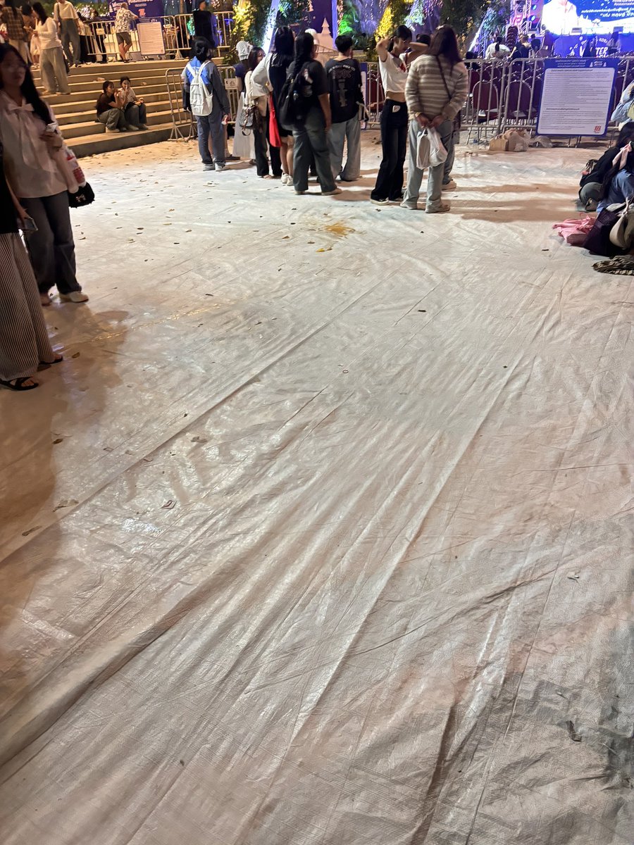 รายงานครับพี่เก่ง หนูได้ทำการขอถุงดำพี่ทีมงานมาเก็บขยะให้เรียบร้อย สะอาดแย้ว!
มีพี่ๆเพื่อนๆ อีกหลายๆคนที่ช่วยเก็บ แงงน่ารักมั้กๆ เก็บเสร็จหนูมัดถุงดำเรียบร้อยครับ!
แต่ว่า… พี่เก่งพอจะยืนยันครูให้หนูหน่อยได้มั้ยคะต้องการชม. จิตอาสามั่ก5555555555 <a href="/harit_keng/">Harit_keng (DuckMan 🦆)</a>  #kengxthemallkorat