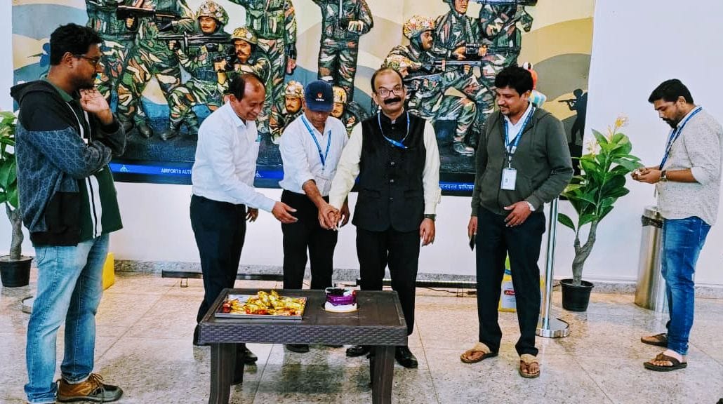 aaihbxairport's tweet photo. ATSEP (Air Traffic Safety Electronics Professionals) day was celebrated today at Hubballi Airport. Cake cutting ceremony organised in presence of Airport Director, DGM (CNS) and other concerned officers.
#ATSEPDay
@AAI_Official @AAIRHQSR @aairedsr https://t.co/SqbyAYgWCN