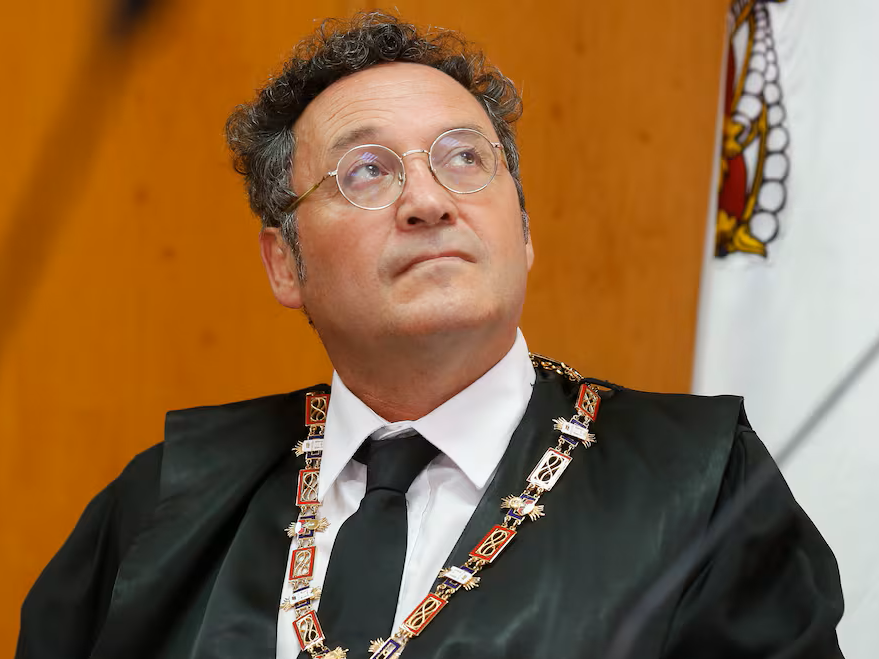 Si es condenado, tendremos un hecho sin precedentes.

Si sale absuelto, tendremos un hecho sin precedentes.

Verlo procesado, con la toga y continuando en el puesto, ya es un hecho sin precedentes... una soberana infamia para nuestro país.

A los españoles nos toman por tontos.