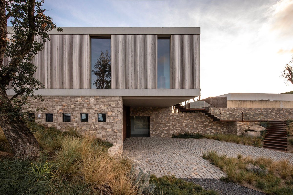 Archello's tweet image. Barcelona House by Ström Architects reinterprets modernist elegance through structure, material clarity, and low-carbon design.
buff.ly/yGeX89p 

#SustainableArchitecture #MinimalDesign #MaterialIntegrity