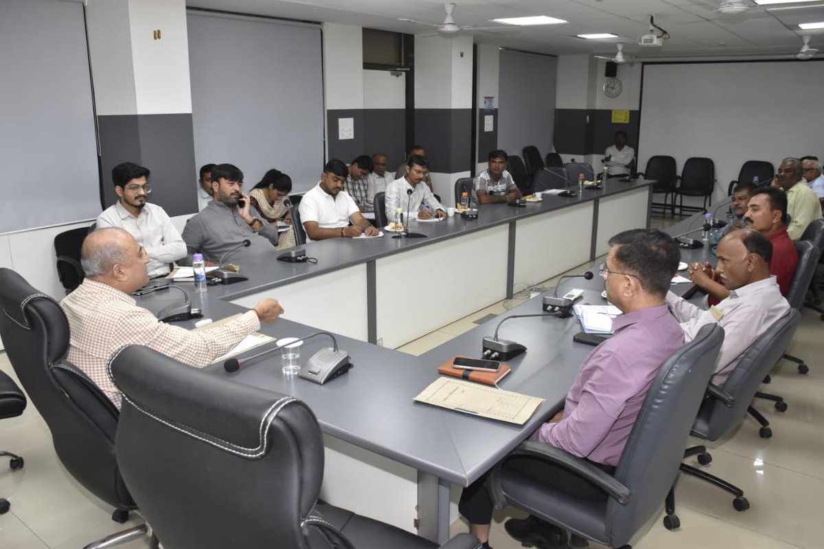 જામનગર જિલ્લા ચૂંટણી અધિકારીશ્રી કેતન ઠક્કરે SIR કામગીરી અંતર્ગત રાજકીય પક્ષોના પ્રતિનિધિઓ સાથે બેઠક યોજી

જામનગર જિલ્લામાં આયોજિત કેમ્પમાં બીએલઓ લોકોને વર્ષ ૨૦૦૨ની મતદારયાદીમાં નામ શોધવામાં મદદરૂપ થશે

ફોર્મ વિતરણની કામગીરી પૂર્ણ થયા બાદ લોકો ફોર્મ ભરવામાં બીએલઓની મદદ લઈ શકશે