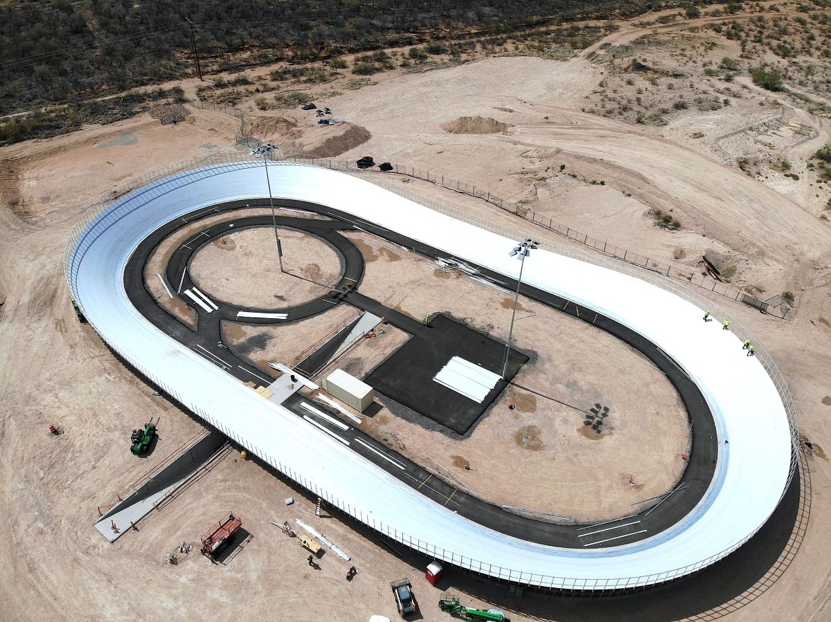 bikemagazinebr's tweet photo. O novo velódromo de Tucson (EUA) é o primeiro do mundo com pista de alumínio. Com 250m e curvas de 42°, foi projetado para resistir ao calor do deserto e operar o ano todo. A inauguração é nesta quarta-feira, 12/11.

https://t.co/yTqa6YX8pB

#TucsonVelodrome #bikemagazinebr https://t.co/0DPlagn0QL