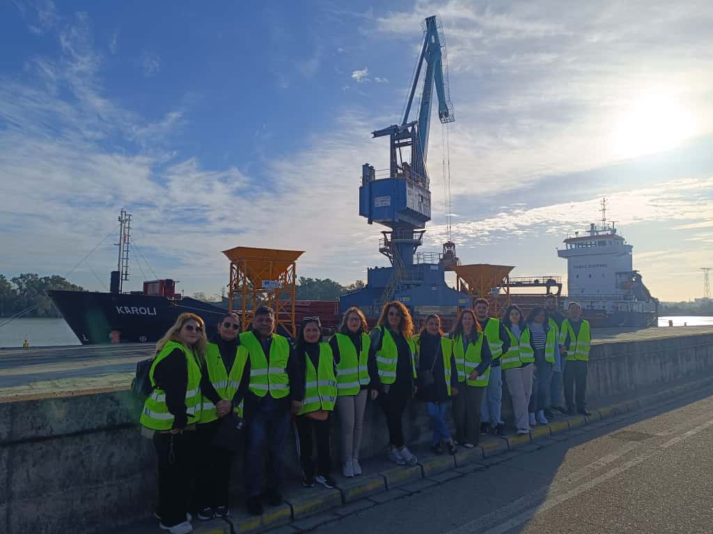 🚢 Nuestros alumnos y alumnas del curso de Logística Integral en Sevilla han visitado las instalaciones de Sevitrade en el Puerto de #Sevilla.

Una experiencia práctica que acerca a los futuros profesionales al mundo real de la logística 🙌

#AlboránFormación #LogísticaIntegral