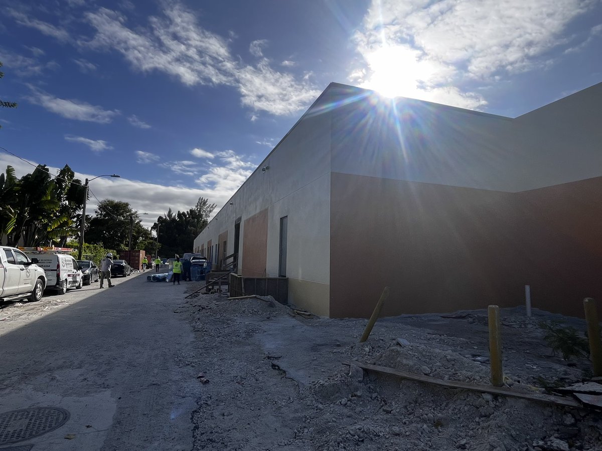 MDCPSCapital's tweet photo. Good morning ☀️ #MDCPSFacilities #constructionprogressupdate 🚧 from @westlakesprep  exterior painting is happening and it’s beautiful 🤩 and those basketball courts! Perfect weather for 🏀  @SuptDotres @ralo2565 https://t.co/KsCJF0qXCS