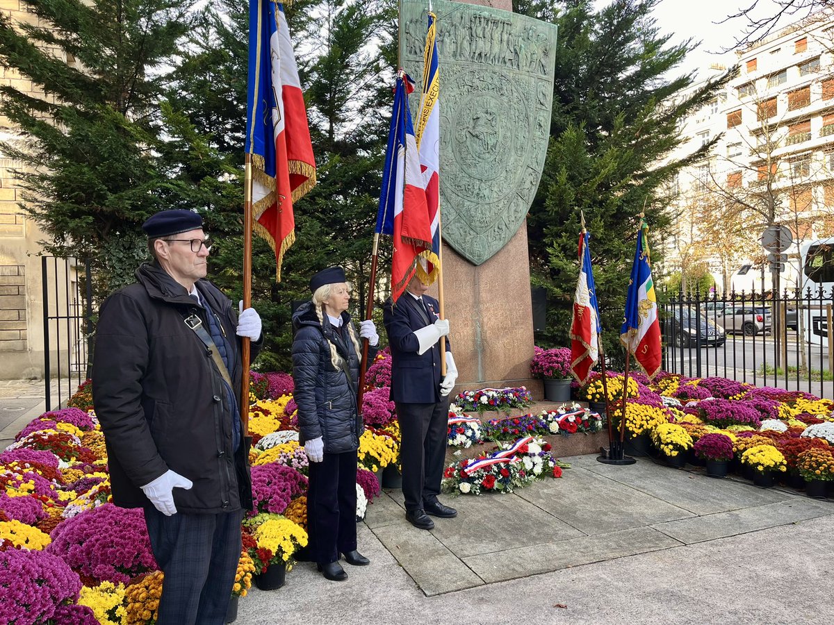 🇫🇷Réunis au Trocadéro ce matin pour honorer la mémoire et rendre hommage au courage et au sacrifice des hommes mort pour la France durant la première guerre mondiale. #11novembre « Ils étaient jeunes, ils avaient peur, ils avaient froid, ils avaient faim mais ils combattaient