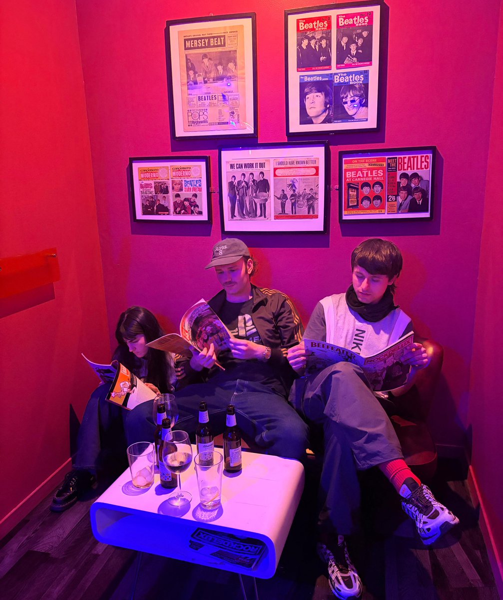 con tres copas de más de vino blanco en el ruidorosa granada..and you wanna hit this pose