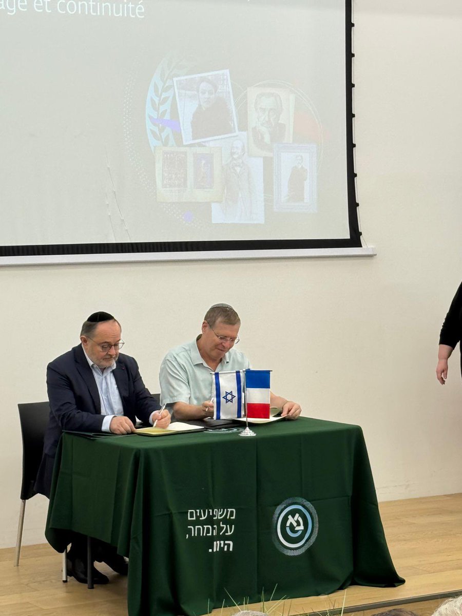 Fier d’avoir signé une convention de partenariat avec l’université de Bar Ilan <a href="/BarIlanU/">Bar Ilan University</a> en présence de <a href="/FJournes/">Frédéric Journès</a> .
La <a href="/FondationFJF/">Fondation du Judaïsme Français</a> est heureuse d’avoir permis au programme « Voies françaises » de voir le jour.
L’étude de la langue française à l’université   🇮🇱 mise à l’honneur!