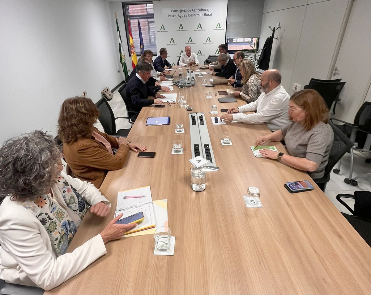 🤝ARA se ha reunido con <a href="/AgriculturAnd/">Consejería AgriPesca</a> para avanzar en el inicio de #LEADER 2023-2027 en las zonas rurales de Andalucía

<a href="/RafaLlamasSalas/">Rafael Llamas Salas</a> y los Grupos de Desarrollo señalan que los emprendedores están pendientes de que se convoquen las ayudas #LEADER para presentar sus proyectos