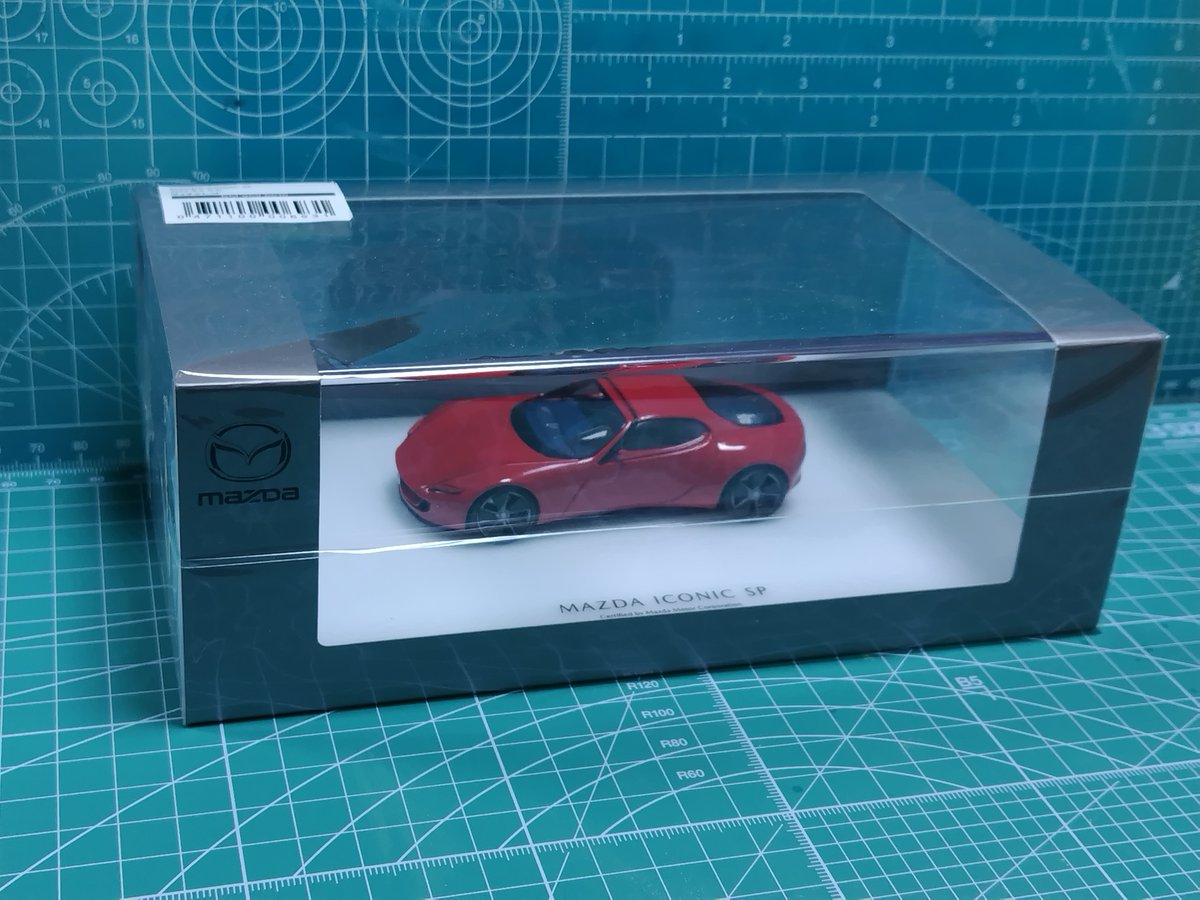 広島出張の自分への土産は、公式ショップ出店の屋台で売っていた、まさかのマツダ・ICONIC SPの1/43モデル。なんと、16,000円！帰路資金ぎりぎりまで攻めて買いましたよ(泣)。高額でしたが後悔はしていません(笑)。
ただ、会場に3000人も来ていて売れたのは私が買った１台だけだそう。なんでやねん。
