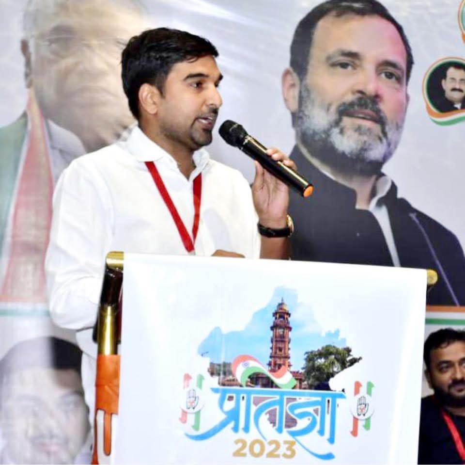 अभिमन्यु पूनिया जीतकर विधायक, यूथ कांग्रेस प्रदेश अध्यक्ष बना है, किसी के रहमो कर्म से अभिमन्यु पूनिया आगे नहीं बढ़ा है।

अपनी मर्जी से भ्रष्टाचारियों को टिकट देते हो, 
जब हार सामने हो तो दूसरों पर इल्जाम डालते हो

अभिमन्यु पूनिया कांग्रेस और राहुल गांधी का सच्चा सिपाही है।