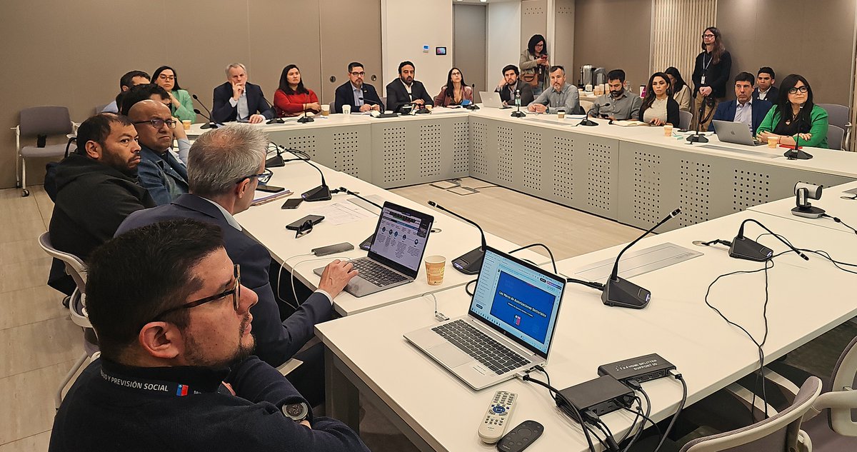 CTMIN_Chile's tweet image. CTMIN refuerza su compromiso con una transición justa y la salud laboral en la 32ª sesión de la Comisión Sectorial Minera.

Ana Lamas llamó a poner a las y los trabajadores en el centro de la minería 4.0.

🔗ctmin.cl/ctmin-refuerza…