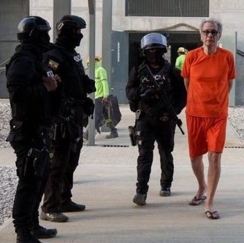 Cuando metían presos en la época del correismo: 
«Bien hecho, maldito ojalá muera en la cárcel».

Cuando meten presos a los verdaderos corruptos que se llevaron lo que más pudieron:
«Pobrecito, como lo exponen, está enfermito».

Miserables doble moral, por eso y mucho más este