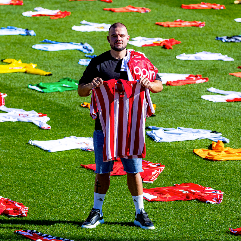 AS_Monaco's tweet photo. Julien Bouron, détenteur de la plus grande collection de maillots portés ou préparés d’un seul club, avec 1 146 pièces d’exception, nous raconte sa passion pour l’@AS_Monaco et pour les maillots à la célèbre diagonale.