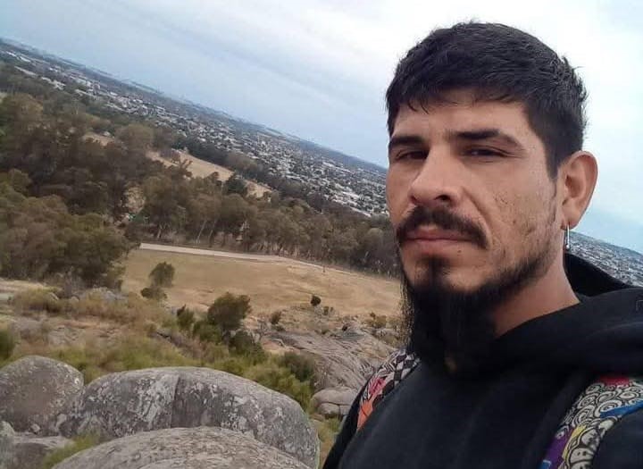 clarincom's tweet photo. LA CRONOLOGÍA COMPLETA DEL FEMICIDIO DE DÉBORA BULACIO EN NECOCHEA

Débora Bulacio, de 39 años y madre de tres hijos, viajó el jueves 6 de noviembre a Necochea junto a su pareja, Ángel Andrés Gutiérrez, con la idea de mejorar la relación. Cuatro días después, fue hallada muerta a metros del camping donde acampaban.

Jueves 6 – El viaje inesperado

Débora avisó a su hija Tania por WhatsApp que había llegado a Necochea. Su familia desconocía el plan. En un video, se la ve en el camping Miguel Lillo.

Sábado 8 – La pelea fatal

17.00: ingresan al camping.

22.00: el sereno escucha una fuerte discusión.

23.00: Débora envía su último audio a su hija, donde dice que “no la está pasando bien”.

Las cámaras captan forcejeos dentro del predio.

Domingo 9 – La madrugada del crimen

4.00: un hombre es filmado arrastrando un bulto hacia el Lago de los Cisnes.

4.30: se baña en las duchas y envía mensajes falsos desde el celular de Débora.

7.30: sale solo hacia el lago.

8.00: desarma la carpa.

8.20: abandona el camping por la playa con las pertenencias de la víctima.

Lunes 10 – Búsqueda y hallazgos

Débora debía regresar a Barker para festejar su cumpleaños. Su familia denuncia su desaparición. Se encuentran zapatillas, ropa y una bufanda con sangre cerca del lago. Gutiérrez es detenido cuando intenta irse haciendo dedo.

Martes 11 – El hallazgo del cuerpo

14.50: el cadáver de Débora aparece enterrado a 20 centímetros bajo tierra, junto al alambrado del Lago de los Cisnes, dentro de una bolsa de nylon.

La autopsia reveló estrangulamiento y golpes. Gutiérrez fue acusado de femicidio y quedó detenido.

(+) en Clarín: https://t.co/gsWdg92UID