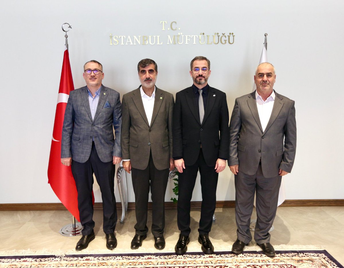 İstanbul İl Müftülüğüne atanan değerli hocamız Doç. Dr. Emrullah Tuncel'e hayırlı olsun ziyaretinde bulunduk.
Misafirperverlik ve alakasından dolayı kendisine teşekkür eder, hayırlı ve bereketli çalışmalar diliyorum.